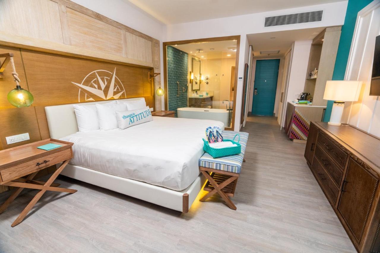 Oceanfront Paradise Swim-up Studio